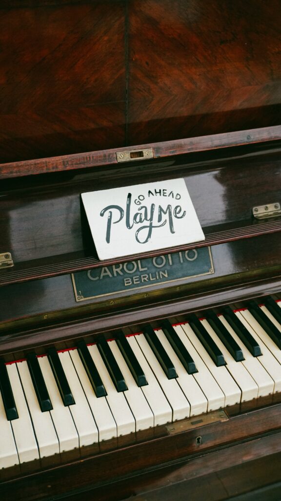 piano at cafe